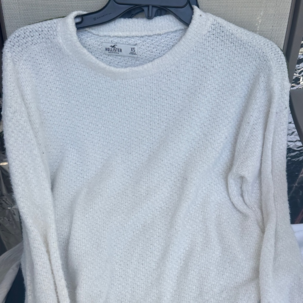 Hollister Cream Crewneck Sweater - Cozy Knit